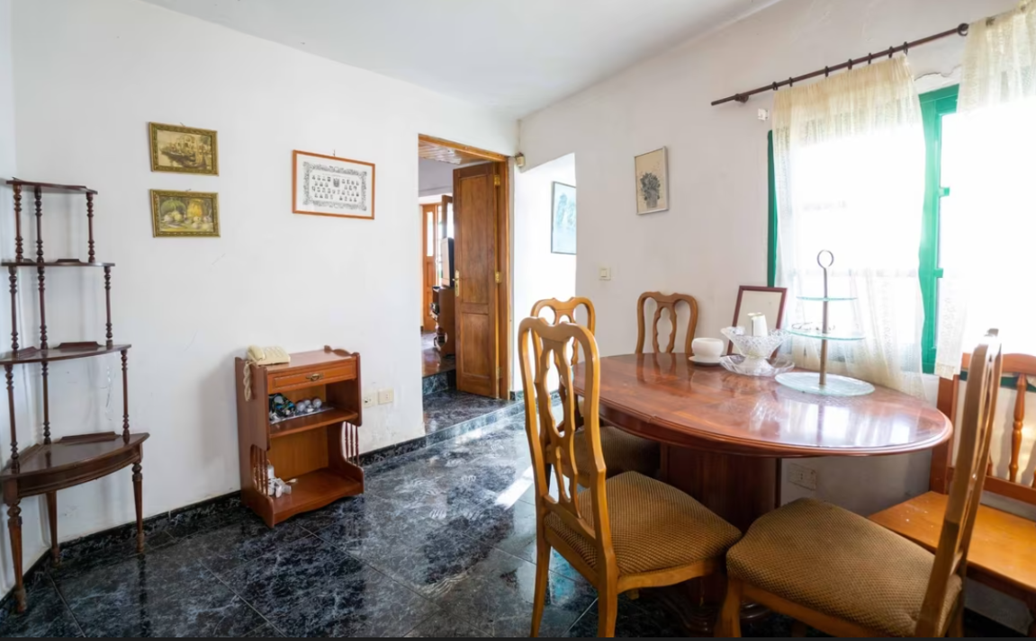 Mesa rinconera cocina con bancos de segunda mano por 200 EUR en Alpedrete  en WALLAPOP